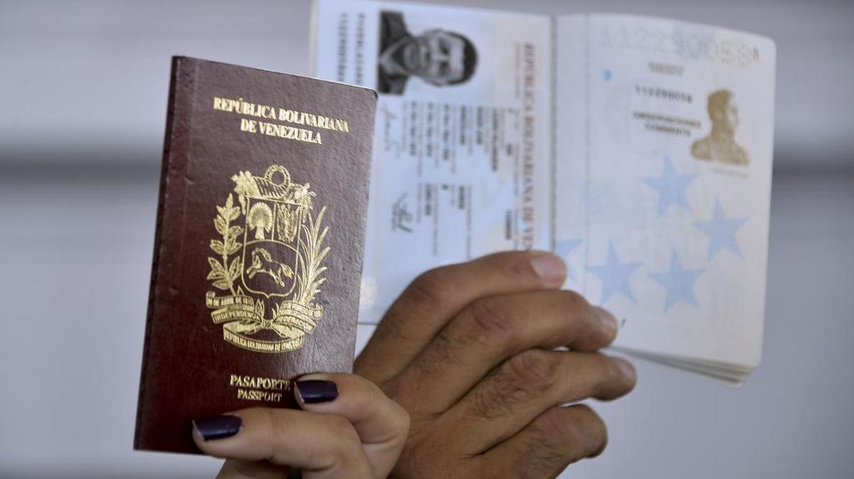 Venezolanos muestran sus pasaportes durante una protesta en la ciudad de Panamá el 8 de abril de 2015.