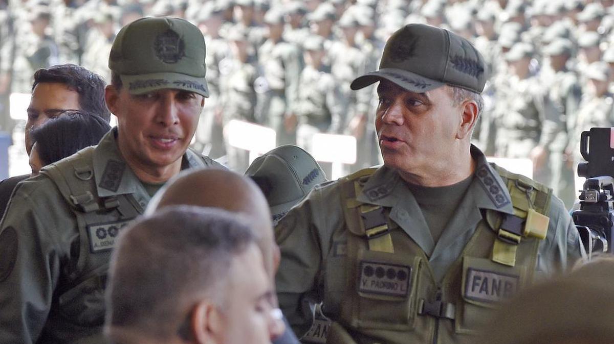 El ministro de la Defensa, Vladimir Padrino López (der.), preside un desfile militar el 1ro de diciembre en Caracas, Venezuela.