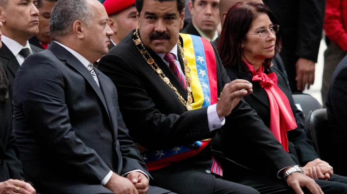 El presidente Nicolás Maduro (centro) junto al vicepresidente del PSUV Diosdado Cabello, durante un acto en Caracas.