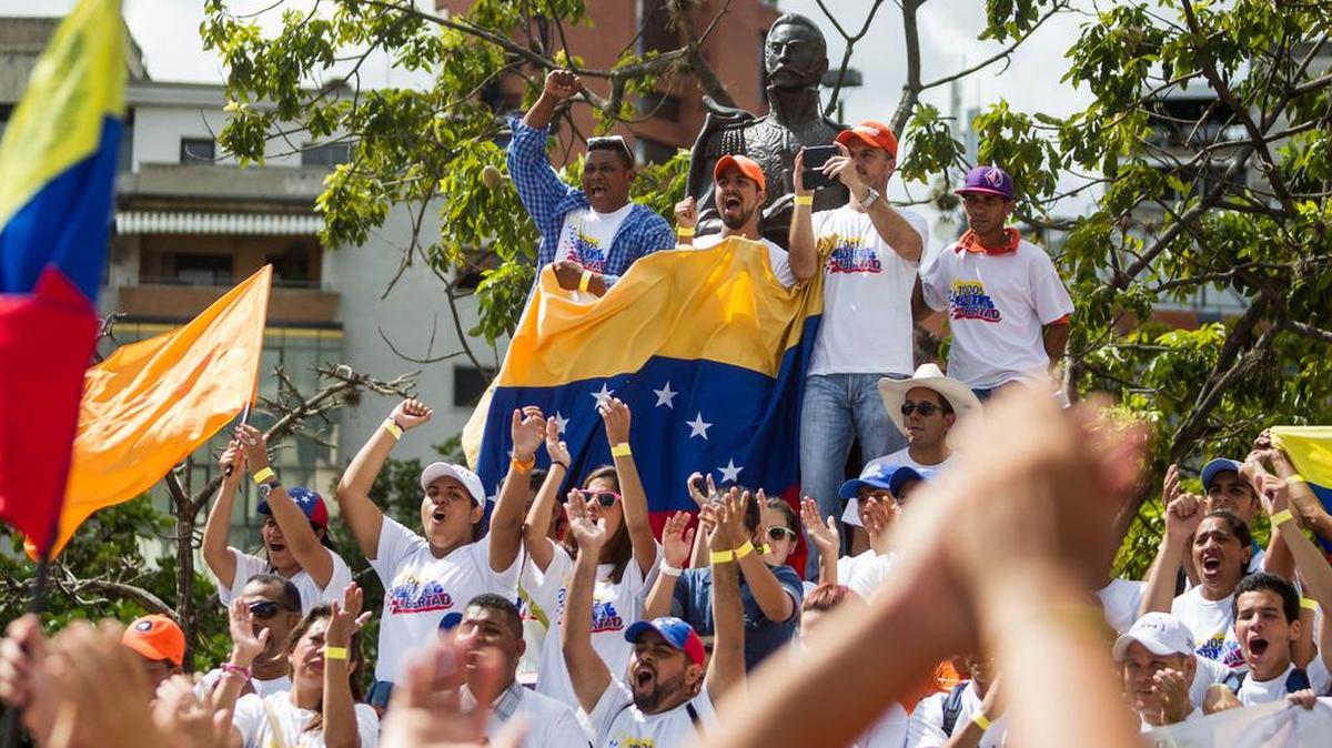 Seguidores de partidos políticos opositores asisten a una manifestación de campaña el domingo 29 de noviembre de 2015, en Caracas (Venezuela).