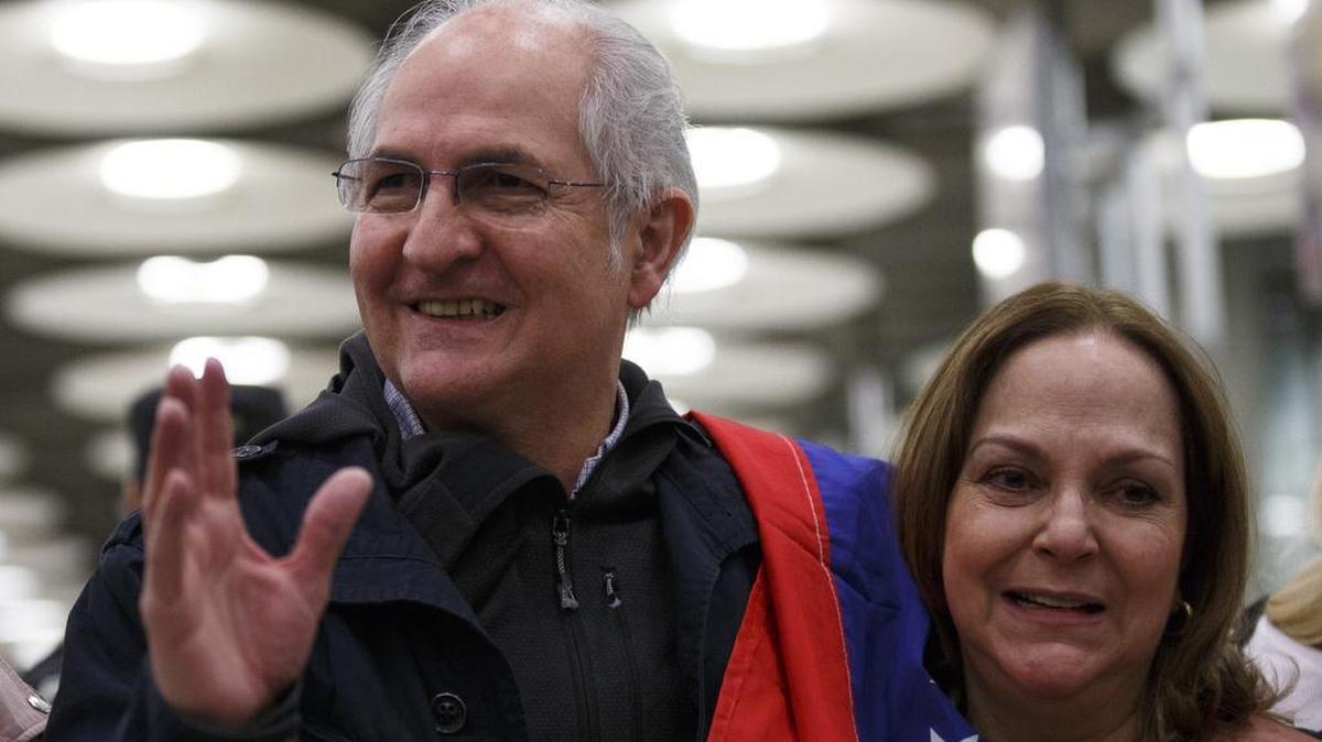 El ex alcalde de Caracas, Antonio Ledezma junto a su esposa Mitzy Capriles a su arribo al aeropuerto de Barajas, Madrid, el pasado 18 de noviembre.