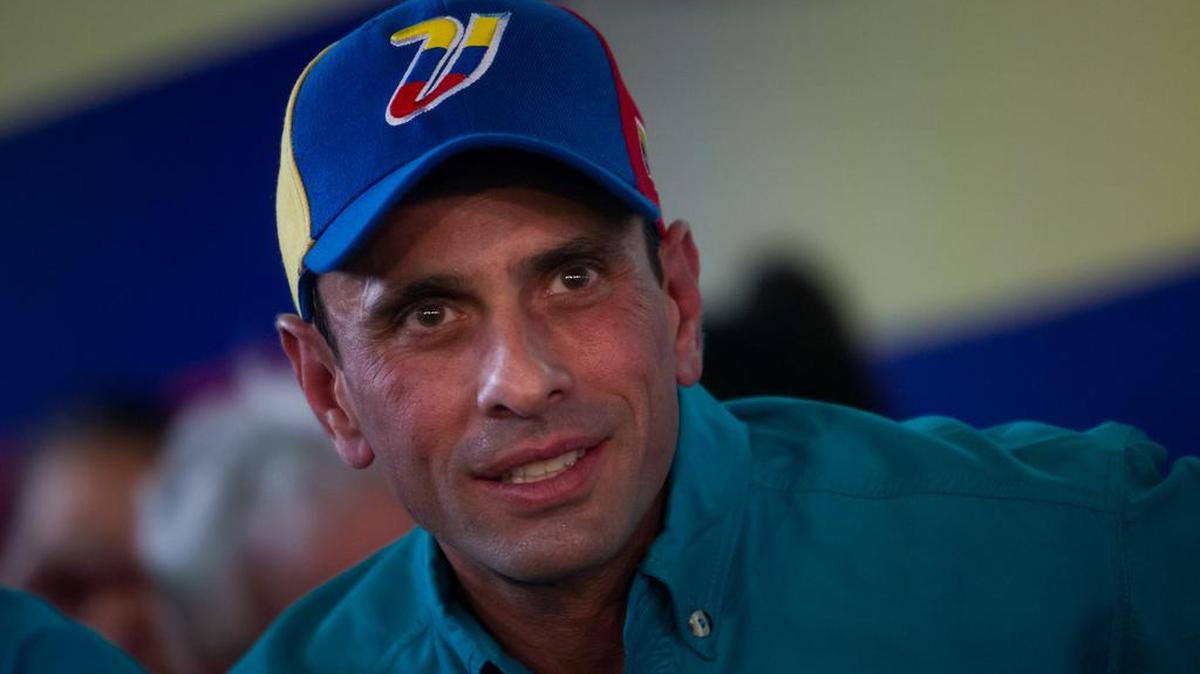 El líder opositor venezolano Enrique Capriles (c) participa en una manifestación de apoyo a un referendo revocatorio que acortaría el mandato del presidente Nicolás Maduro, el martes 19 de abril de 2016, en Caracas (Venezuela).