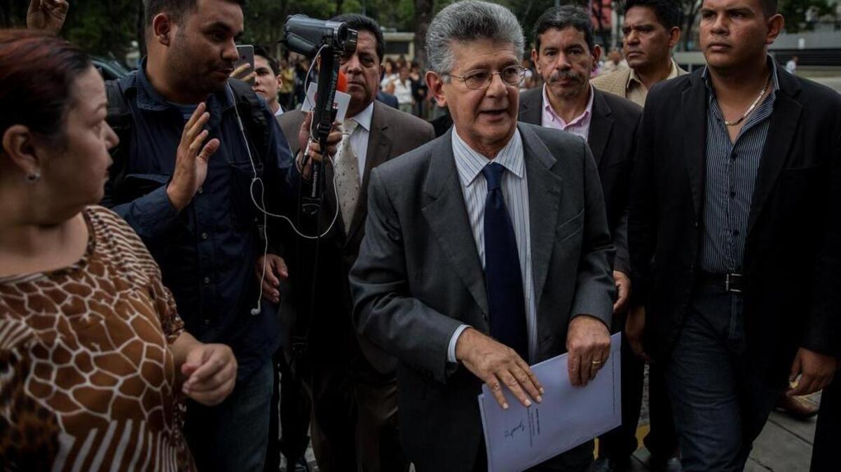 El presidente de la Asamblea Nacional de Venezuela, Henry Ramos Allup (c), camina en las inmediaciones del Ministerio Público el 23 de agosto de 2016, en Caracas (Venezuela).