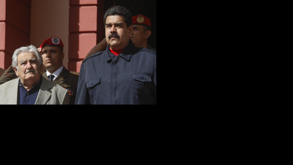 
El presidente de Uruguay, José Mujica (i), es recibido por su homólogo venezolano, Nicolás Maduro, hoy, miércoles 3 de diciembre del 2014, en el Palacio de Miraflores en Caracas (Venezuela).
