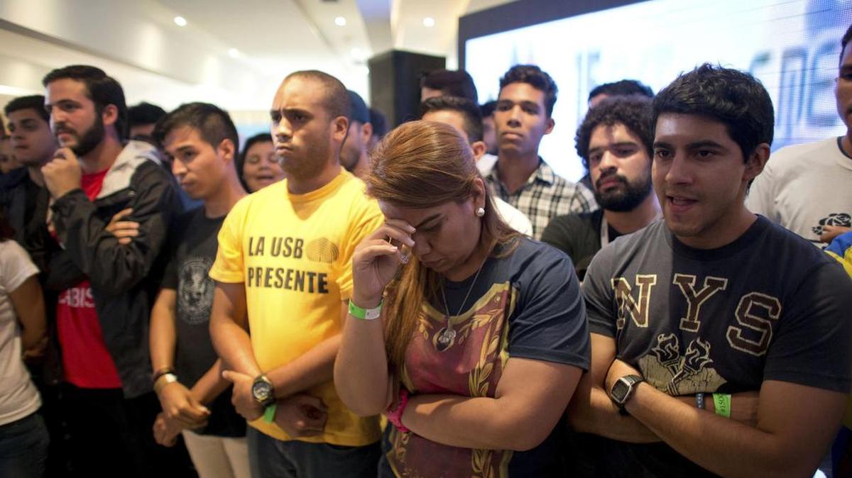 Miembros de la oposición venezolana reaccionan al anuncio que hizo la presidenta del Consejo Nacional Electoral, de que los candidatos oficialistas habían ganado 17 de 23 gobernaciones que estaban en disputa en las elecciones regionales del 15 de octubre.