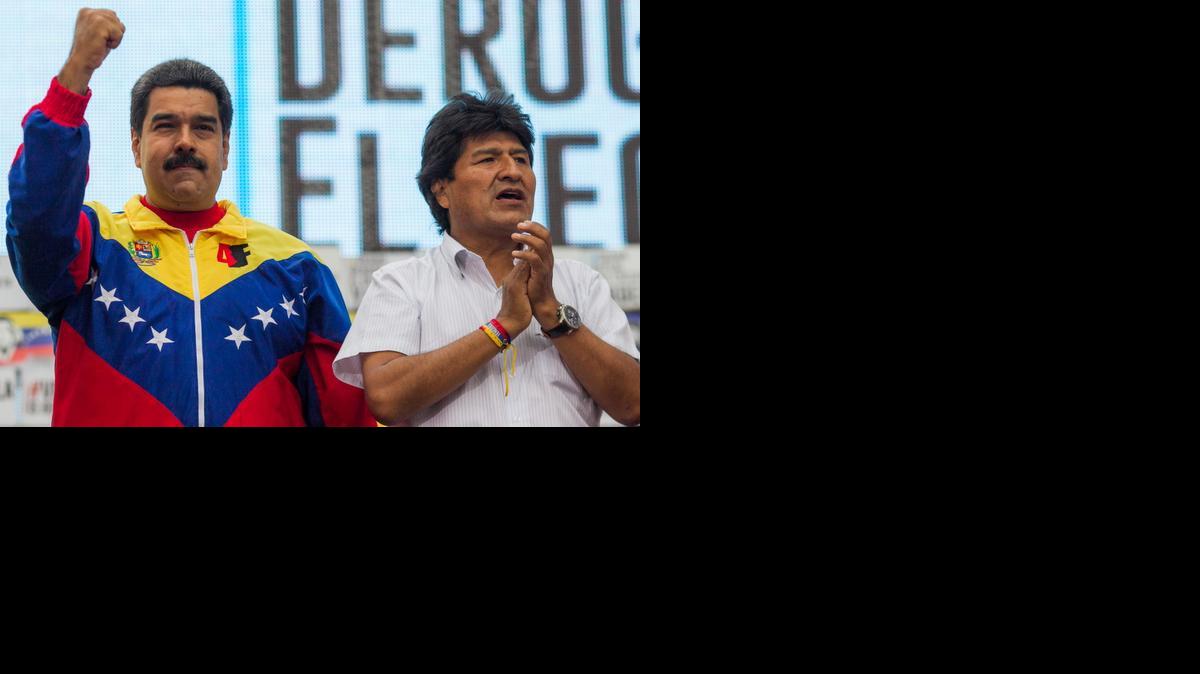  
El presidente venezolano, Nicolás Maduro (i), y su homólogo boliviano, Evo Morales (d), participan en un acto en el Palacio de Miraflores de Caracas (Venezuela). 