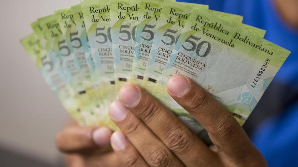 Fotografía de billetes venezolanos el jueves 2 de noviembre de 2017, en Caracas (Venezuela).