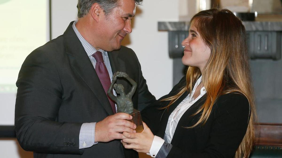 Ignacio Román, del Ayuntamiento de Cádiz hace entrega del galardón a la opositora venezolana María Corina Machado a Antonieta Ledezma durante la entrega del premio Libertad Cortes de Cádiz, por parte el Ayuntamiento de esa ciudad, esta tarde en Madrid.