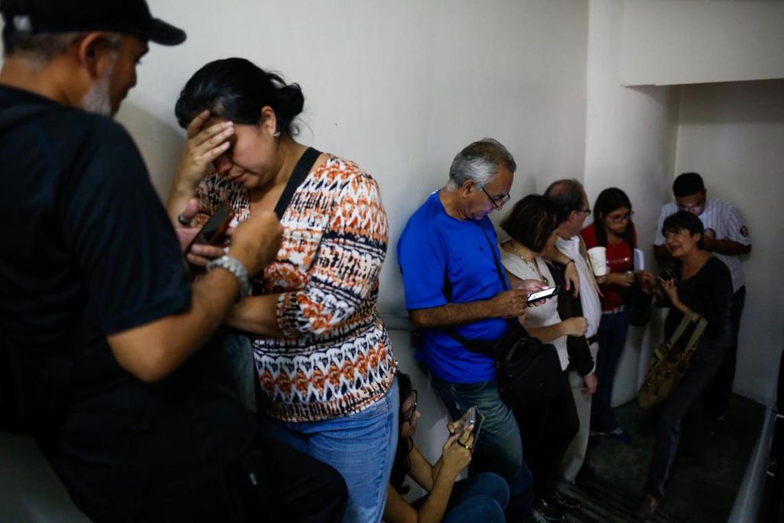 Usuarios acuden a solicitar el reembolso de sus tiquetes ante la aerolínea panameña Copa el viernes 6 de abril de 2018, en Caracas (Venezuela).