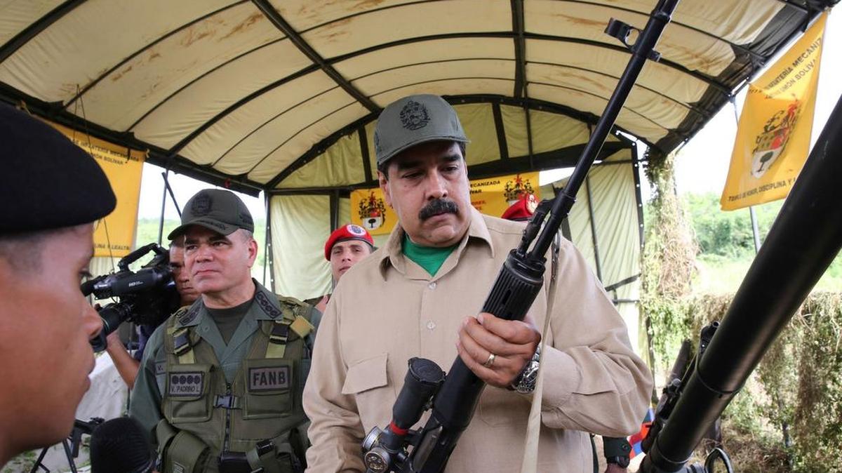 El gobernante venezolano Nicolás Maduro manipula un fusil ruso de francotirador durante unas maniobras militares en Caracas a mediados de enero.