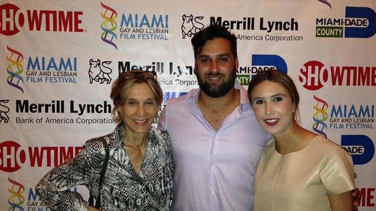 
La cineasta venezolana Fina Torres (izq.) con su familia en un evento.
