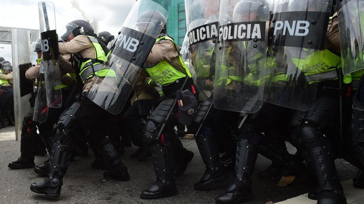 Manifestantes chocan con la policía en una marcha de la oposición encabezados por el gobernador del estado de Miranda, Henrique Capriles el 7 de junio de 2016.