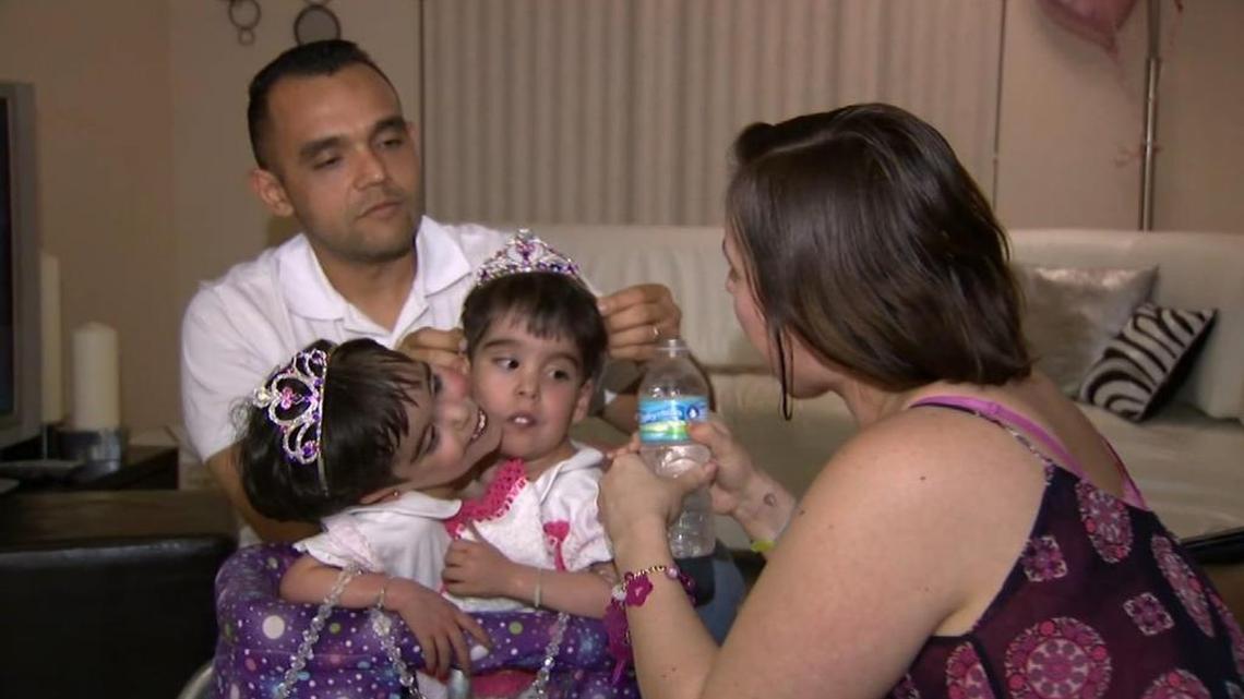 
La familia tiene que recaudar miles de dólares para la evaluación médica. En la foto Emilio Parra, sus hijas María Gracia y María de los Ángeles, y su esposa Ana María Ugarte.
