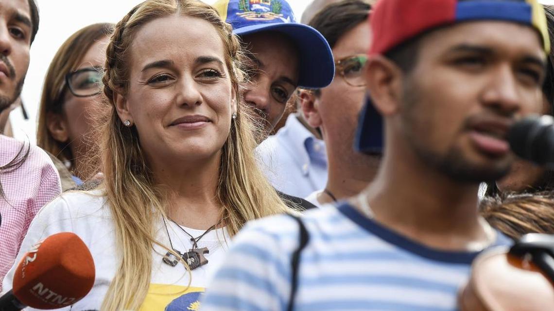 Lilian Tintori, esposa del líder de la oposición Leopoldo López, participa en una manifestación que marca los 100 días de protestas contra el presidente Nicolás Maduro en Caracas, el 9 de julio de 2017.