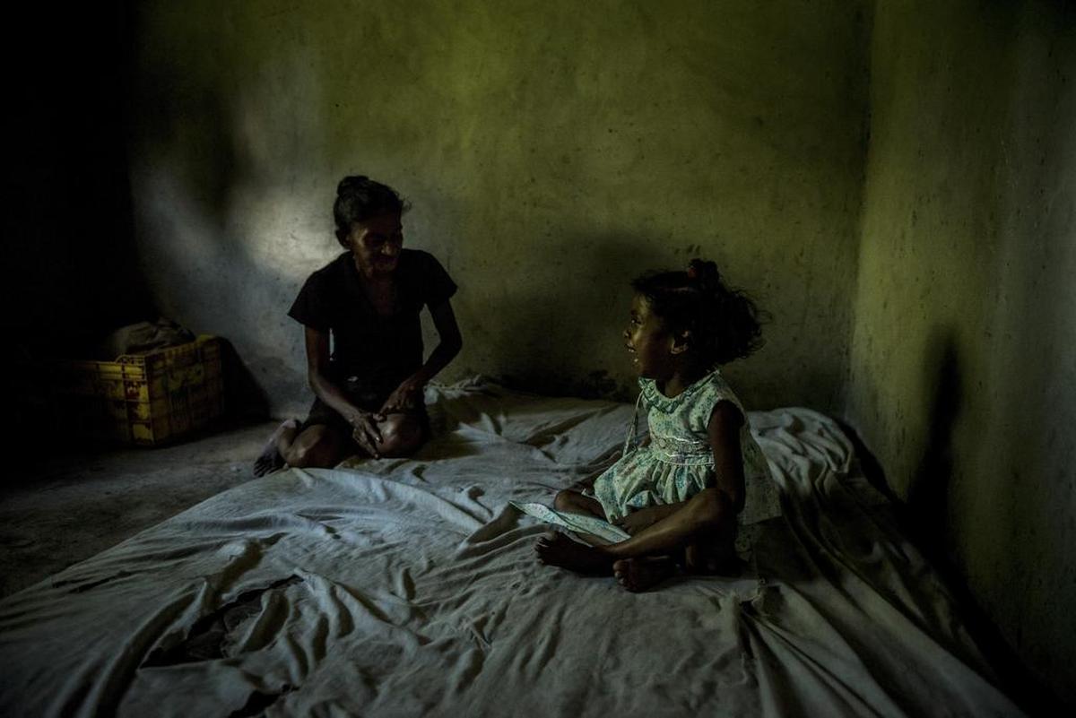 María Carolina Merchán (der.), que pesa solo 66 libras (30 kilogramos) tiene muchas dificultades para poder alimentar a su familia, incluyendo a Marianyerlis Acosta, de 6 años, quien está en el piso llorando de hambre, en la población de Ocumare del Tuy.