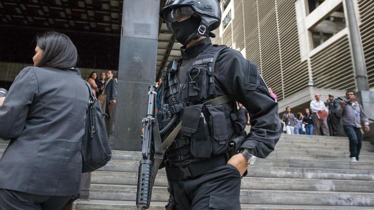 Miembros del Servicio Bolivariano de Inteligencia Nacional (SEBIN) y del Cuerpo de Investigaciones Científicas, Penales y Criminalísticas (CICPC) investigan hoy, lunes 20 de junio del 2016, en el edificio en donde un hombre armado hirió a dos guardias de seguridad en Caracas (Venezuela). El BCV fue escenario hoy de una situación de rehenes en su sede en la capita que ya fue controlada y que habría comandado un solo hombre que ya fue abatido, según informó el presidente de la entidad financiera, Nelson Merentes.