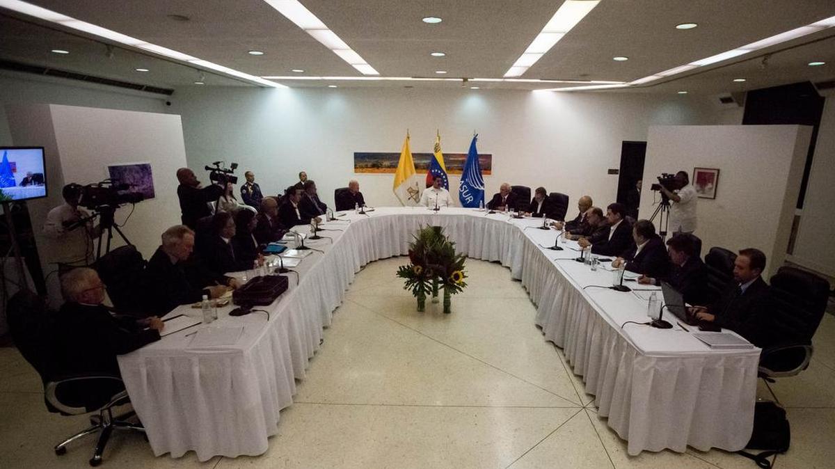 Representantes del Gobierno de Venezuela, Claudio María Celli (i), representante del Vaticano (c-i); el presidente de Venezuela, Nicolás Maduro (c); el secretario general de la Unión de Naciones Suramericanas (Unasur), Ernesto Samper (c-d); el ex mandatario español Jose Luis Zapatero (d) y opositores venezolanos, participan el domingo 30 de octubre del 2016, en una reunión entre Gobierno y oposición en Caracas (Venezuela).