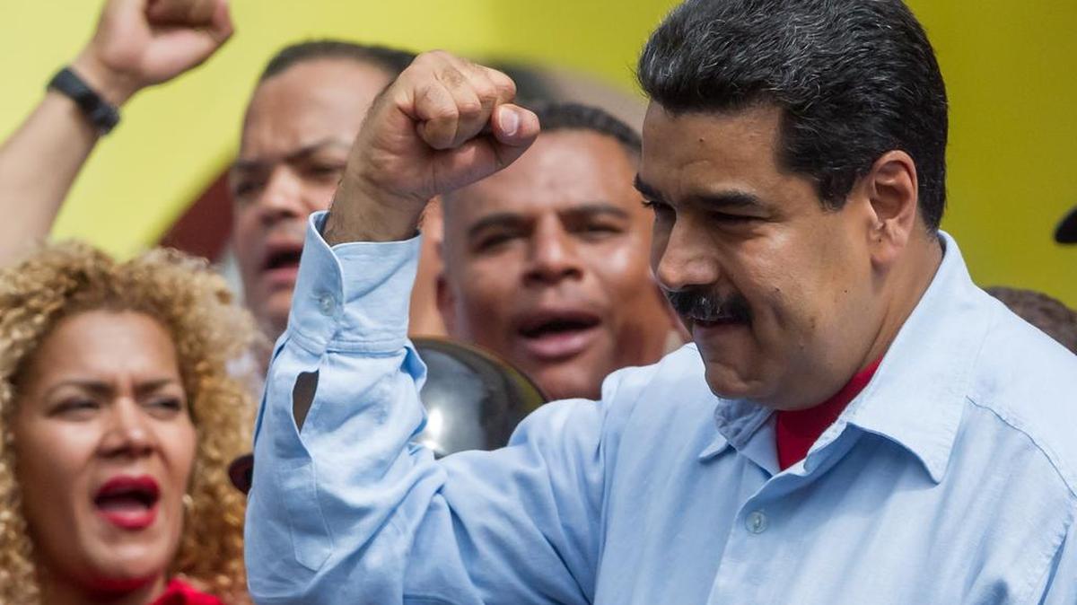 El presidente de Venezuela, Nicolás Maduro, participa el martes 31 de mayo de 2016, en una manifestación de un grupo de personas, entre funcionarios públicos y seguidores del chavismo en Caracas (Venezuela).