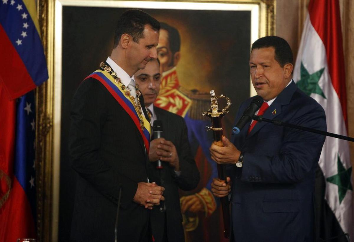 El presidente venezolano, Hugo Chávez (d), se reúne con su homólogo sirio, Bachar Al Asad (i), el sábado 26 de junio de 2010, en el palacio de Miraflores en Caracas (Venezuela), en el marco de una visita en la que sellarán acuerdos de cooperación.