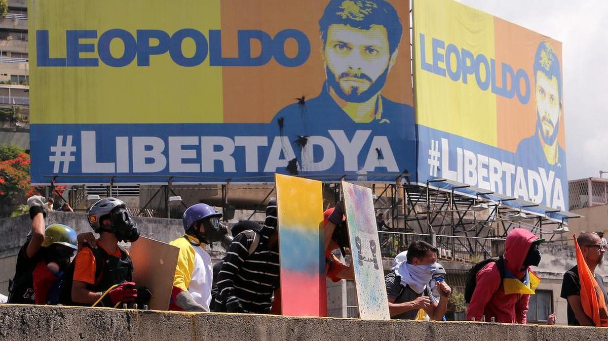 Manifestantes de opositores participan en una protesta el lunes 28 de mayo de 2017, en Caracas (Venezuela).