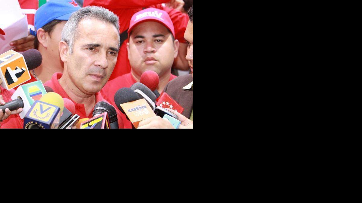 
Freddy Bernal, titular de la Comisión Presidencial para la Reorganización Policial de Venezuela, reveló que hay comisarios e inspectores jefes al frente de ‘bandas mafiosas’, y que incluso existe ‘una banda de policías que mata policías’.
