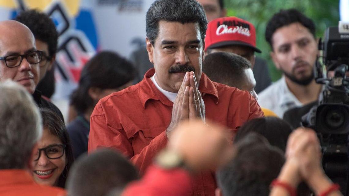 El presidente de Venezuela, Nicolás Maduro formaliza ante el Consejo Nacional Electoral (CNE) su candidatura a la reelección para los comicios el martes 27 de febrero de 2018, en Caracas.