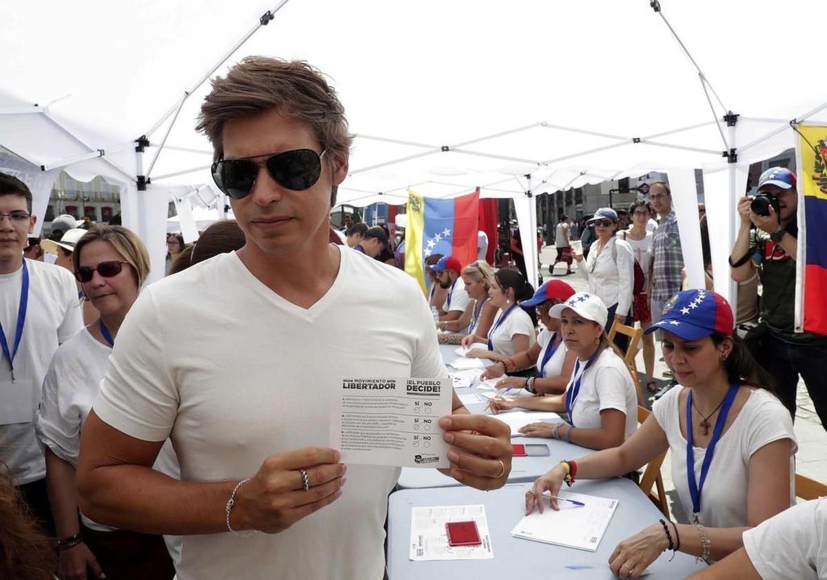 El cantante venezolano Carlos Baute acude a la madrileña Puerta del Sol donde se ha instalado uno de los puntos de votación para la consulta popular convocada por la Asamblea Nacional venezolana.
