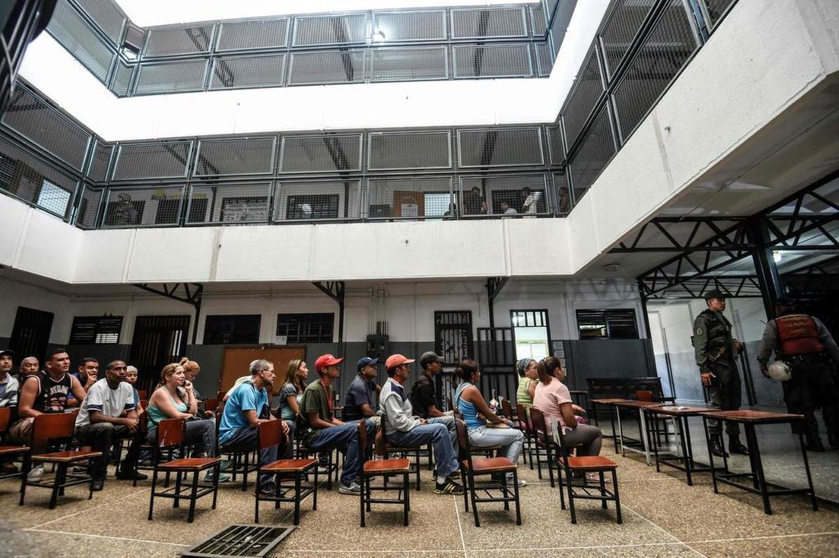 Personas esperan para votar en la Asamblea Constituyente en Caracas el 30 de julio de 2017.