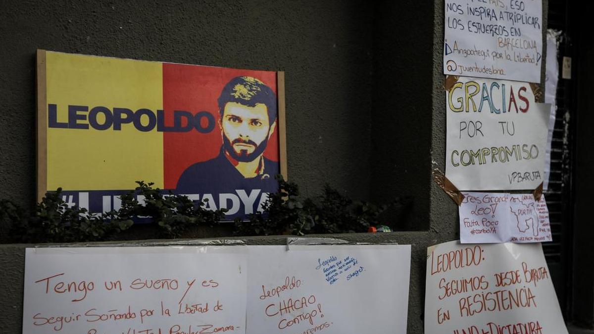 Vista de un conjunto de carteles con mensajes de apoyo en la entrada de la casa del líder opositor venezolano Leopoldo López el miércoles 12 de julio de 2017, en Caracas, Venezuela.