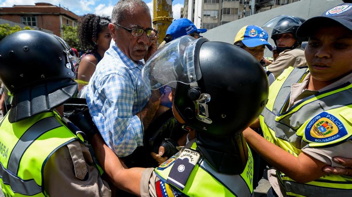 Agentes de policía bloquean a activistas opositores durante una marcha de protesta el viernes 16 de septiembre en Caracas.