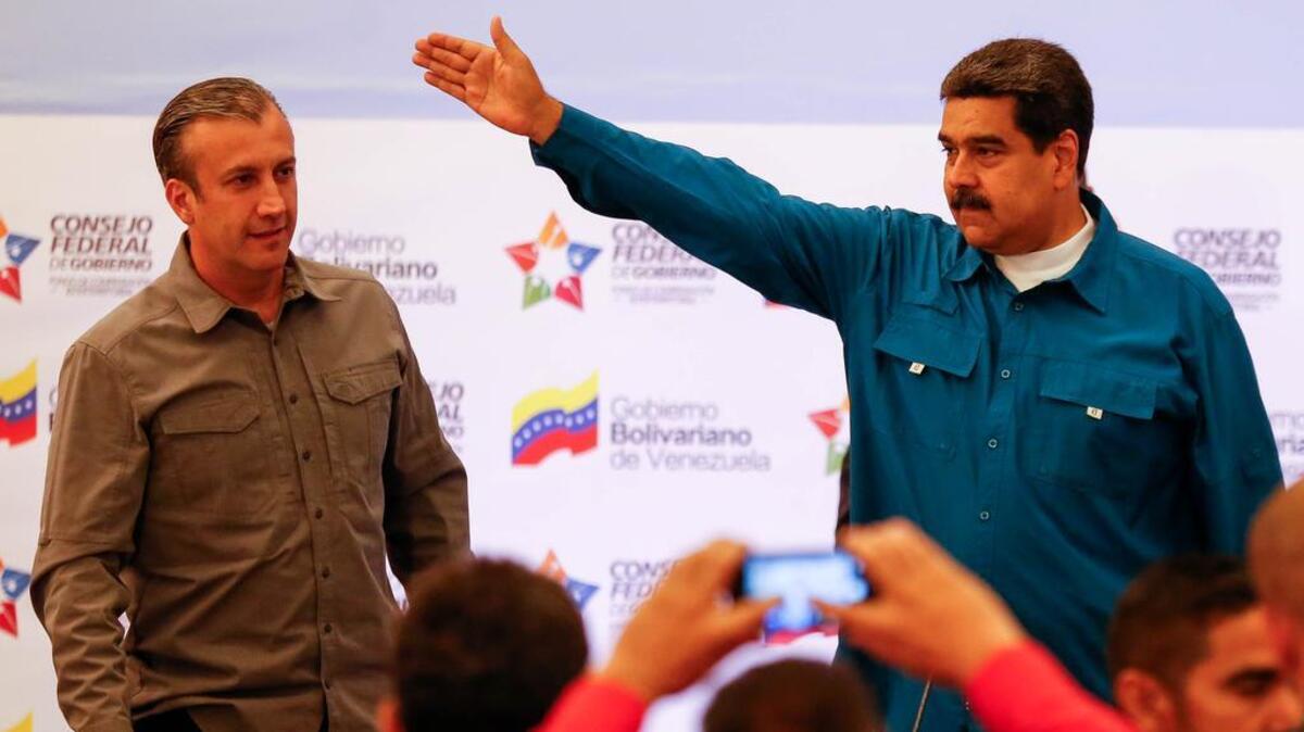 Nicolás Maduro (der.) y Tareck El Aissami participan en el Consejo federal de gobierno, junto a gobernadores y alcaldes de las regiones del país, el lunes 28 de mayo de 2018, en Caracas.