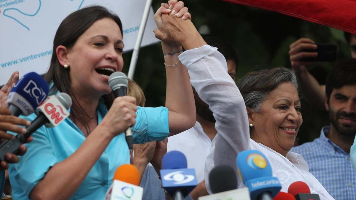 
La opositora venezolana María Corina Machado (izq.) habla a la prensa el lunes, luego de que no pudo inscribir su candidatura para las parlamentarias de diciembre.
