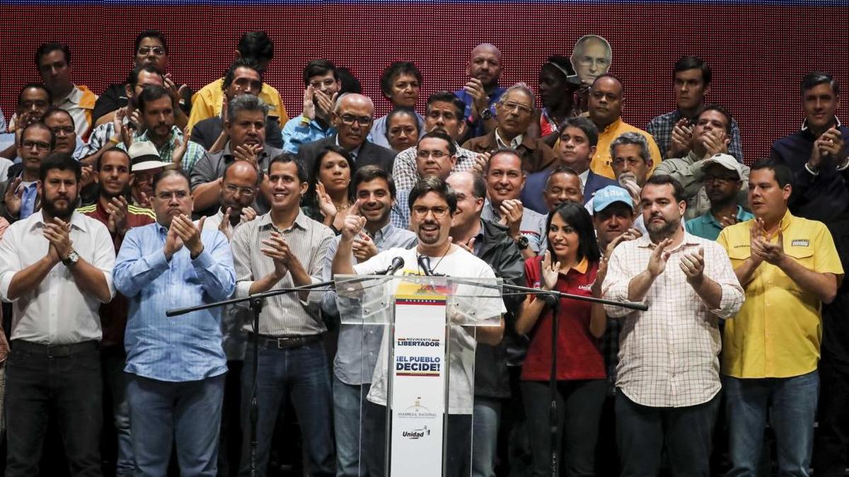 El primer vicepresidente del Parlamento Freddy Guevara (c) habla durante una rueda de prensa el lunes 17 de julio de 2017, en Caracas (Venezuela).