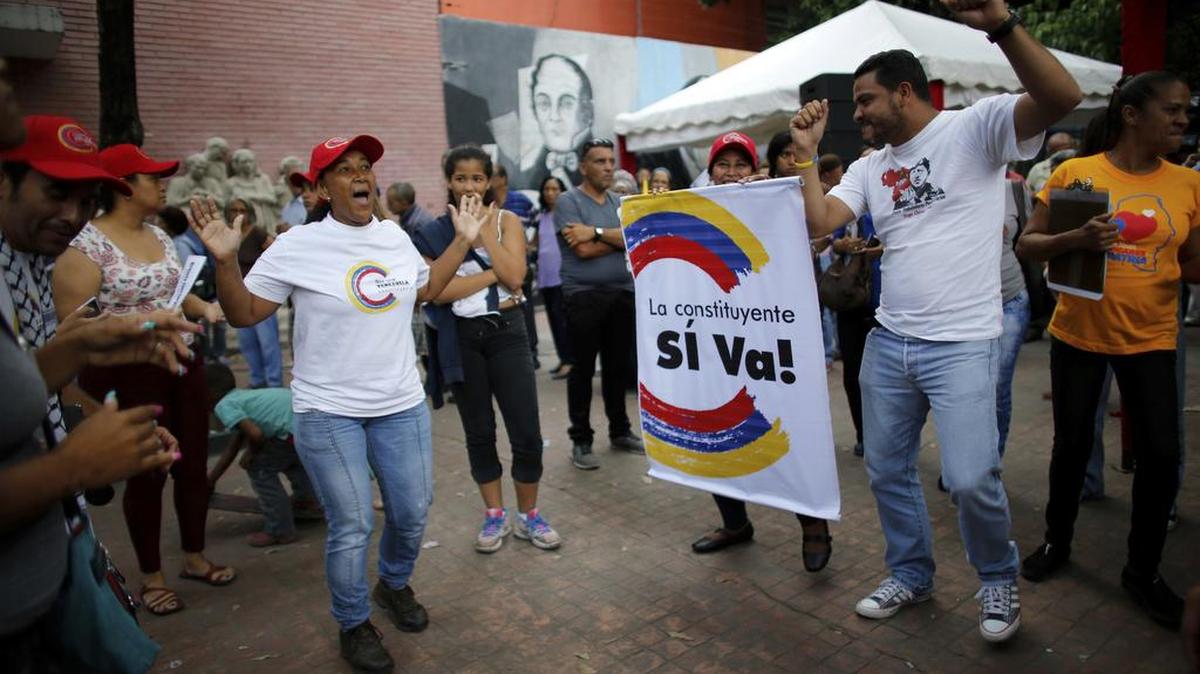 Partidarios del presidente de Venezuela, Nicolás Maduro, bailan en una estación electoral durante una prueba preparatoria para la elección de los miembros de una asamblea Constituyente en Caracas, Venezuela, el domingo 16 de julio de 2017.