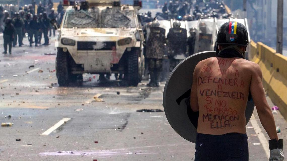Un manifestante se enfrenta a la Guardia Nacional Bolivariana el, miércoles 10 de mayo de 2017, en Caracas, Venezuela.