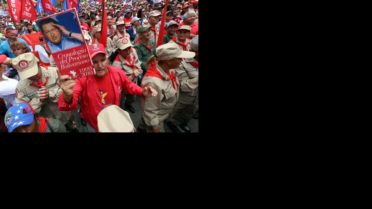 
Miles de seguidores del presidente venezolano, Nicolás Maduro, marcharon el sábado hacia el palacio presidencial, en el centro de Caracas, donde el gobernante hizo varios anuncios.
