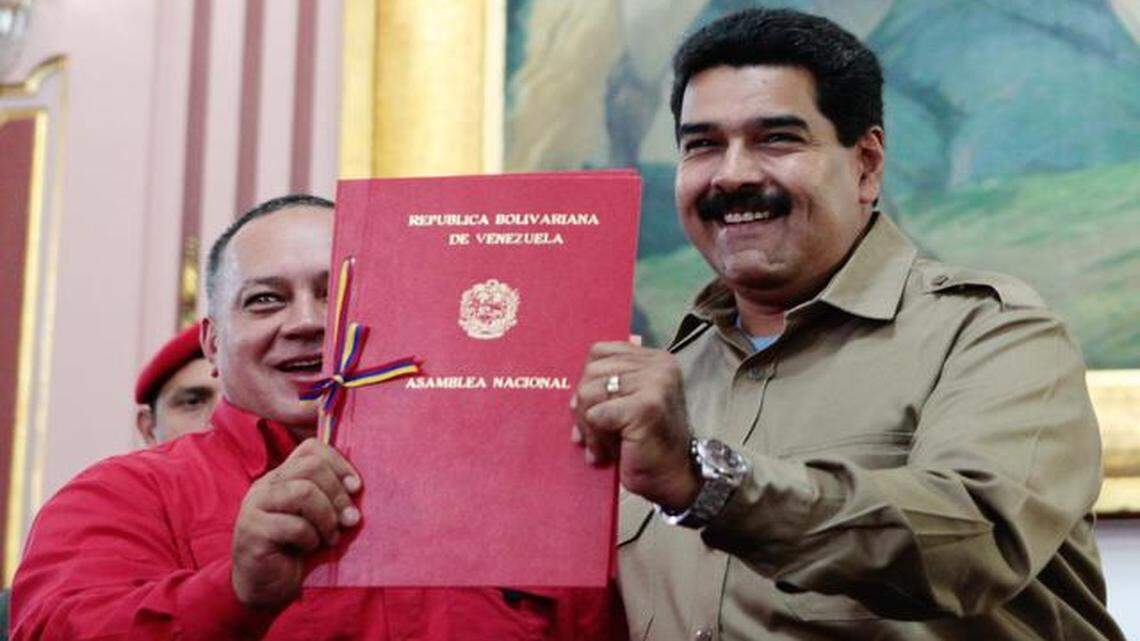 
El presidente de la Asamblea Nacional de Venezuela, Diosdado Cabello (izq), y el gobernante Nicolás Maduro, en esta foto de archivo de noviembre del 2013.
