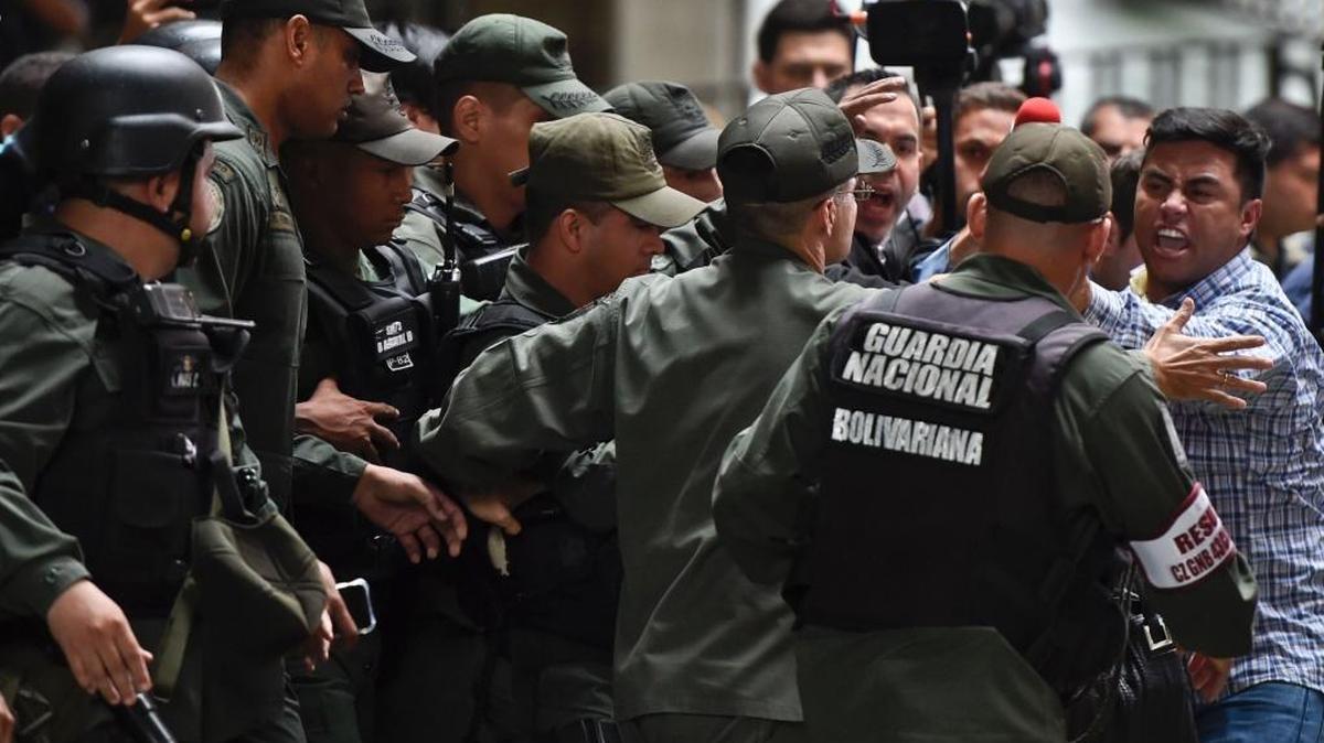 Un grupo de siete diputados opositores venezolanos se encadenaron hoy en la sede del Consejo Nacional Electoral (CNE) para exigir a las autoridades que entregue a la oposición un formulario necesario para activar el referendo presidencial. El CNE de Venezuela iniciará el proceso de rigor hacia la convocatoria de un referendo revocatorio del mandato del presidente, Nicolás Maduro, para lo que es necesaria la entrega del formato oficial