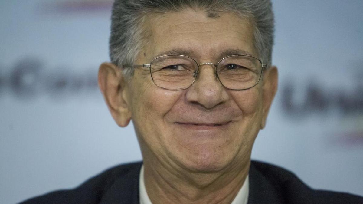 El presidente de la Asamblea Nacional de Venezuela, Hernry Ramos Allup, habla durante una rueda de prensa, el martes 8 de marzo de 2016, en Caracas (Venezuela).
