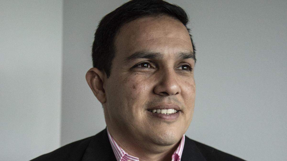 En una entrevista con el Nuevo Herald en Miami, el ex congresista Wilmer Azuaje recomendó que Estados Unidos realice un bloqueo naval de las costas venezolanas para ejercer más presión sobre el régimen de Nicolás Maduro. Azuaje, quien fue un preso político del régimen venezolano, reside en Colombia actualmente.
