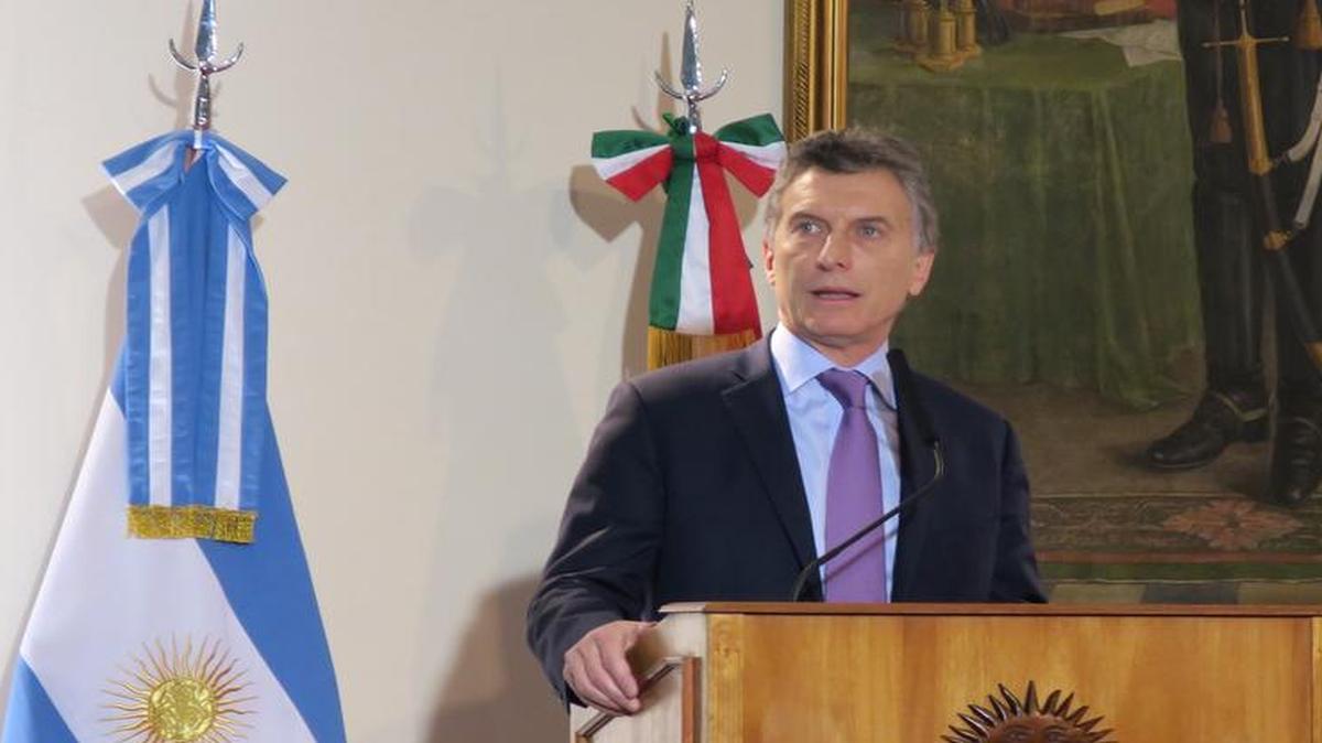 El presidente de Argentina Mauricio Macri (i) habla junto a su homologo de México Enrique Peña Nieto, el viernes 29 de julio de 2016, durante un foro económico en Buenos Aires (Argentina).