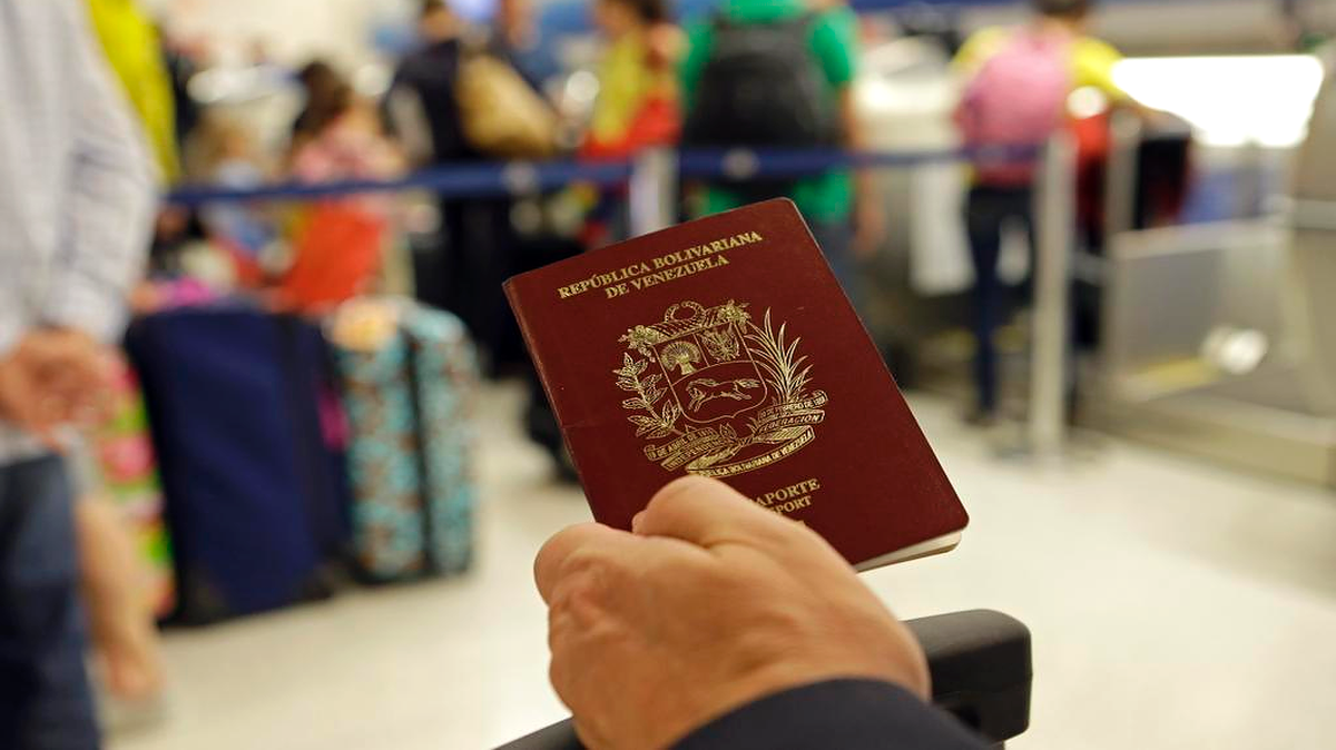 
Un pasajero presenta su pasaporte venezolano en el Aeropuerto Internacional de Miami en esta foto de archivo.
