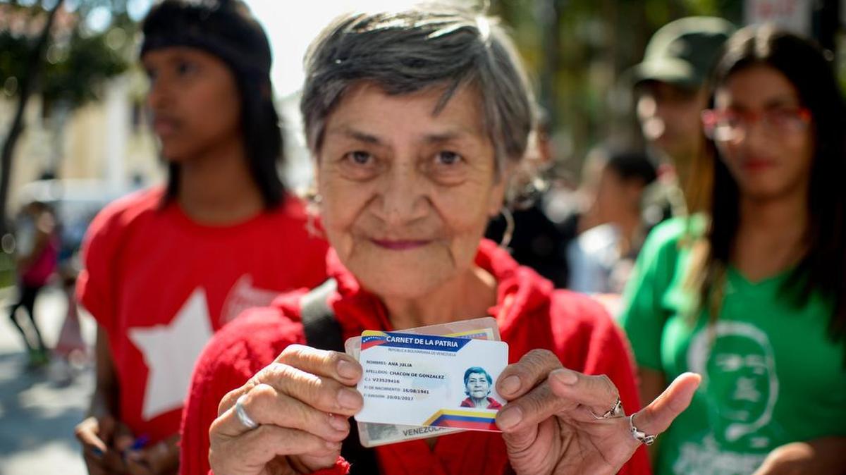 Los venezolanos hacen fila para obtener el "Carnet de la Patria" en la Plaza Bolívar de Caracas el 20 de enero de 2017.