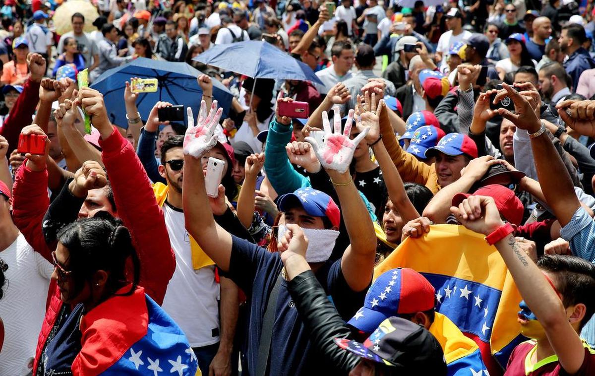 Cientos de venezolanos residentes en Colombia acuden a los puestos de votación durante la consulta popular el 16 de julio de 2017, en Bogotá (Colombia).
