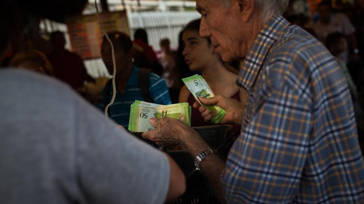Maduro ordenó la semana pasada retirar los billetes de 100 bolívares -el de mayor valor- para acabar con supuestas “mafias”.