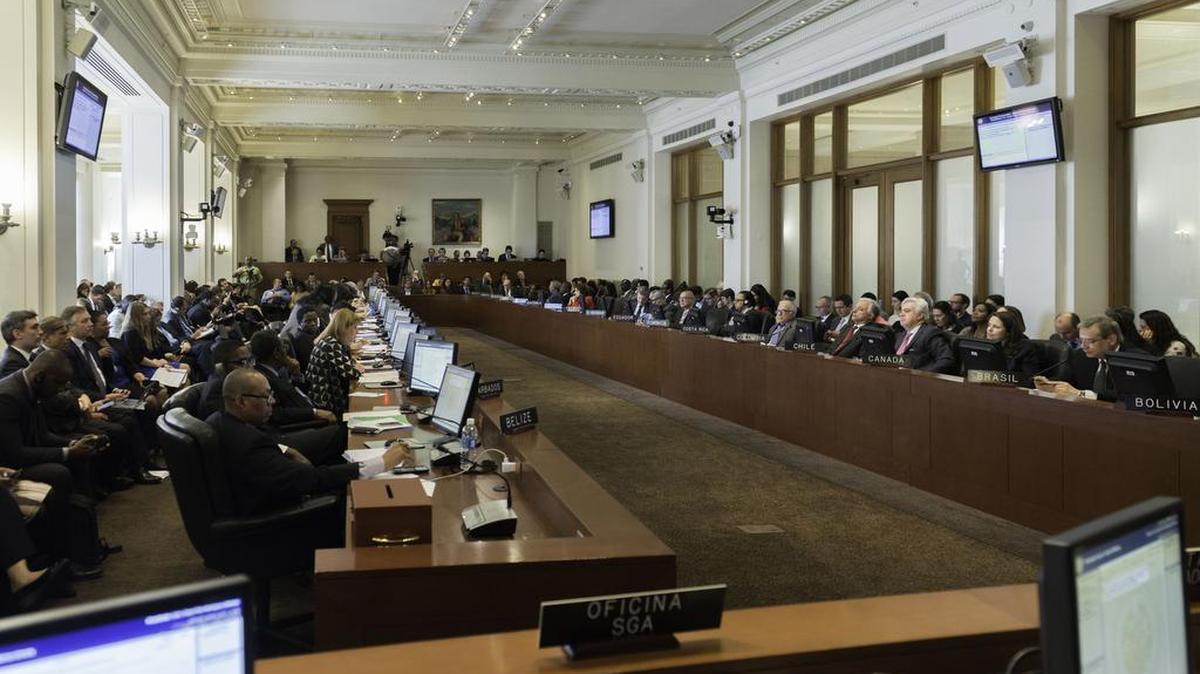 El Gobierno de Venezuela anunció que dejará la Organización de Estados Americanos (OEA) por haberse convocado una reunión de cancilleres sobre la crisis política del país pese a su oposición frontal a esa sesión.