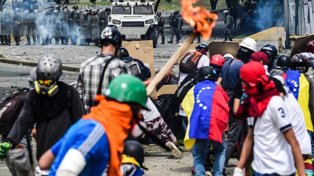 Los activistas de la oposición chocan con la guardia antidisturbios durante una marcha hacia el Tribunal Supremo de Justicia (TSJ) en una ofensiva contra el presidente Maduro y su llamado a la Asamblea Constituyente en Caracas el 22 de julio de 2017.