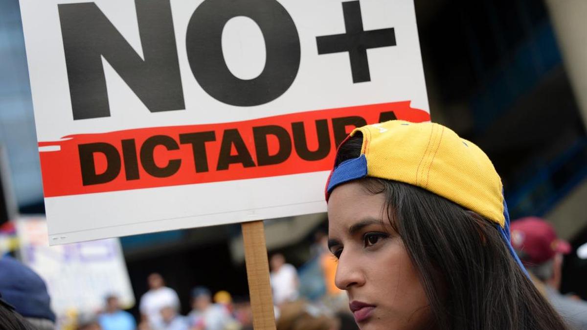 Una opositora participa en una marcha contra el gobierno de Nicolás Maduro el 13 de mayo de 2017, en Caracas.