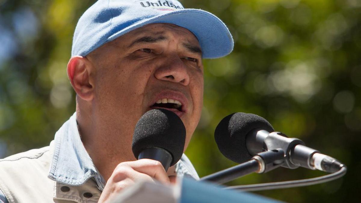 El secretario general de la coalición opositora Mesa de Unidad Democrática (MUD), Jesus Torrealba, participa en una manifestación hoy, sábado 12 de marzo de 2016, en la ciudad de Caracas (Venezuela). 