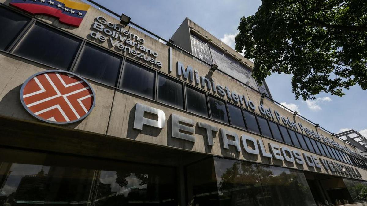 Fotografía de la sede de la empresa estatal Petróleos de Venezuela (PDVSA) el 21 de octubre de 2016, en Caracas (Venezuela).